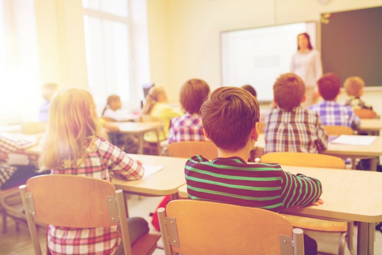 Elevii ar putea fi OBLIGAȚI să își schimbe locul în bancă în fiecare modul: „Știm că există fenomenul de posesie”. Ce urmărește Ministerul Educației