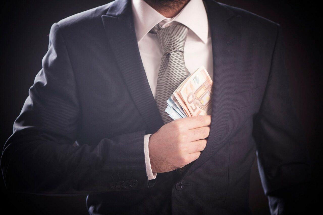 Descoperire șocantă în țara cu 1.000.000 de români. „Comoara” lui Escobar, găsită în pereții casei unui fost șef ANTIFRAUDĂ. De unde proveneau banii