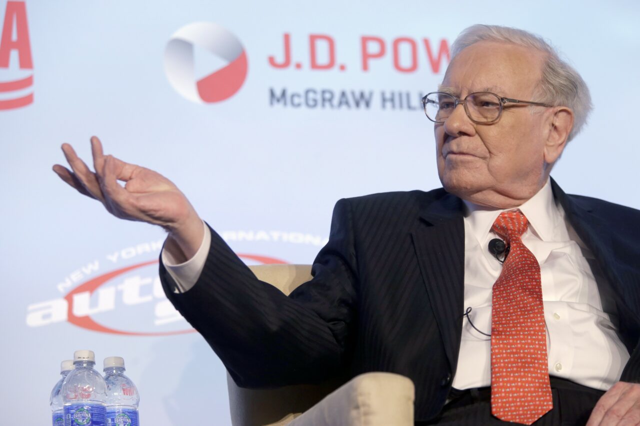 Warren BUFFET a mai vândut o tranșă de acțiuni Apple și strânge numerar. Care ar fi motivele: pensionare sau criză financiară? – ANALIZĂ XTB