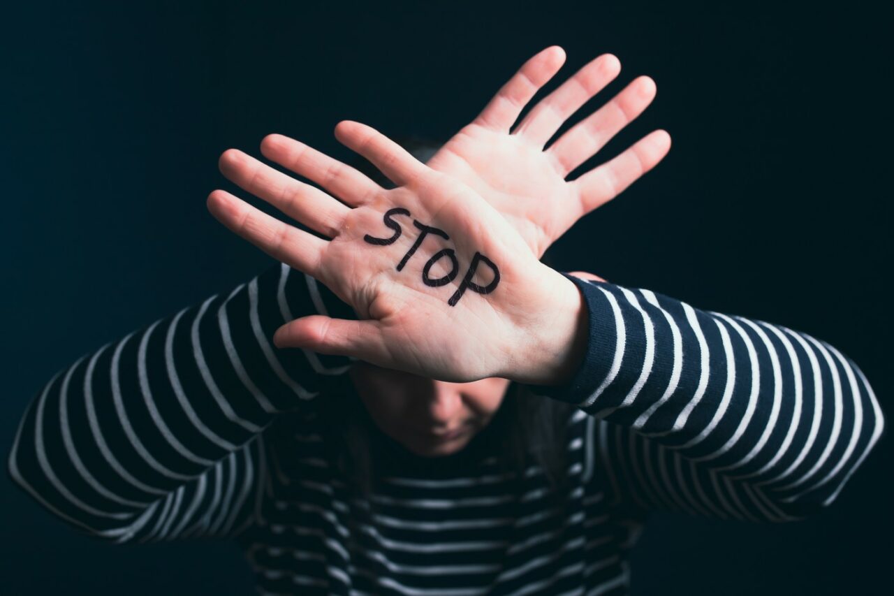 O mamă cu dizabilități străbate zeci de km zilnic pentru copilul ei de 9 ani. Soțul i-a transformat căsnicia într-un COȘMAR: Bea și face scandal