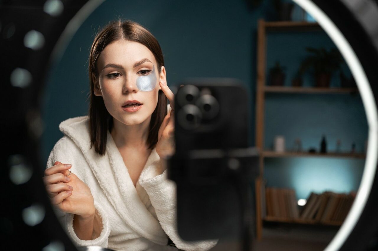 AVERTISMENT din partea dermatologilor. Cât de periculoase sunt trendurile de îngrijire a pielii promovate de influenceri