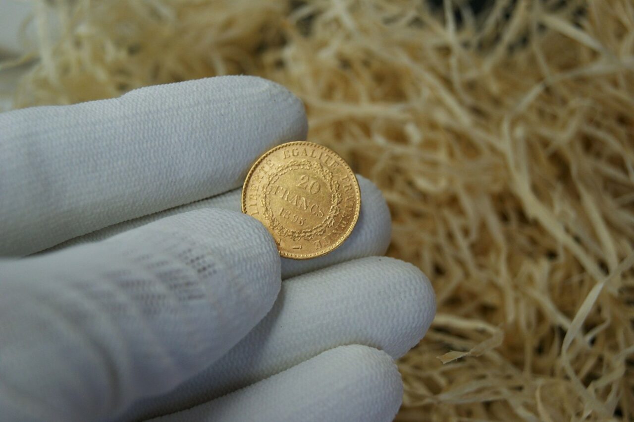 O MONEDĂ cu o istorie de 400 de ani, vândută la licitație pentru o sumă colosală. E o adevărată comoară. A fost descoperită din greșeală într-un dulap