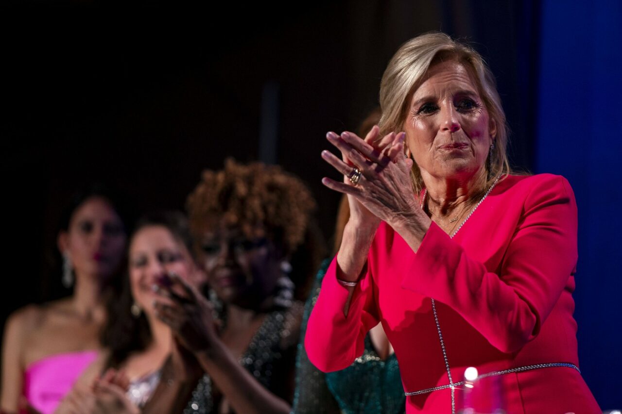 Jill Biden, criticată pe rețelele de socializare pentru că a purtat rochie roșie la votare. Cu o lună în urmă, Joe Biden a purtat o șapcă MAGA