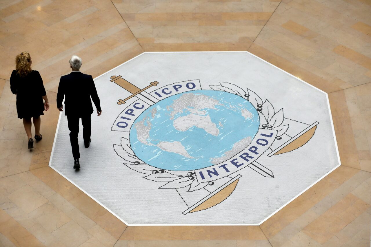 New York Times: Angajați de la biroul Interpol din Republica Moldova, MITUIȚI cu milioane de dolari pentru a scoate persoane de pe lista de fugari