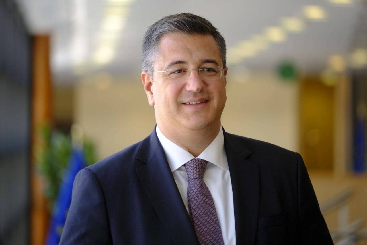 Comisarul pentru Transporturi, Apostolos Tzitzikostas, vizat de întrebări dificile despre eliminarea AUTOMOBILELOR cu motor și ecologizarea zborurilor