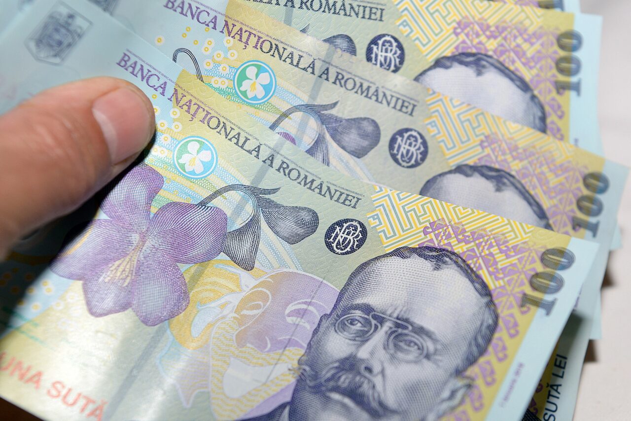 Ce a pățit o femeie din Suceava care a găsit 4000 de euro într-un PALTON. Poliția s-a sesizat imediat