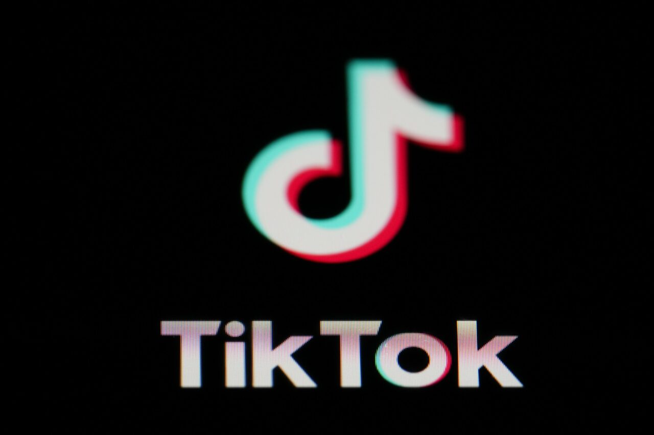 Platforma TikTok, acuzată că a provocat SINUCIDEREA a doi adolescenți în Franța