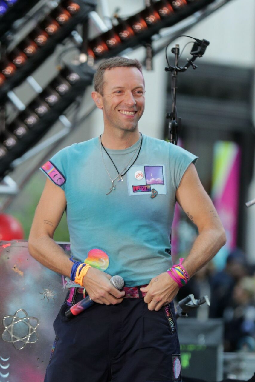 Chris Martin, solistul trupei Coldplay, a CĂZUT de pe scenă în timpul unui concert în Australia
