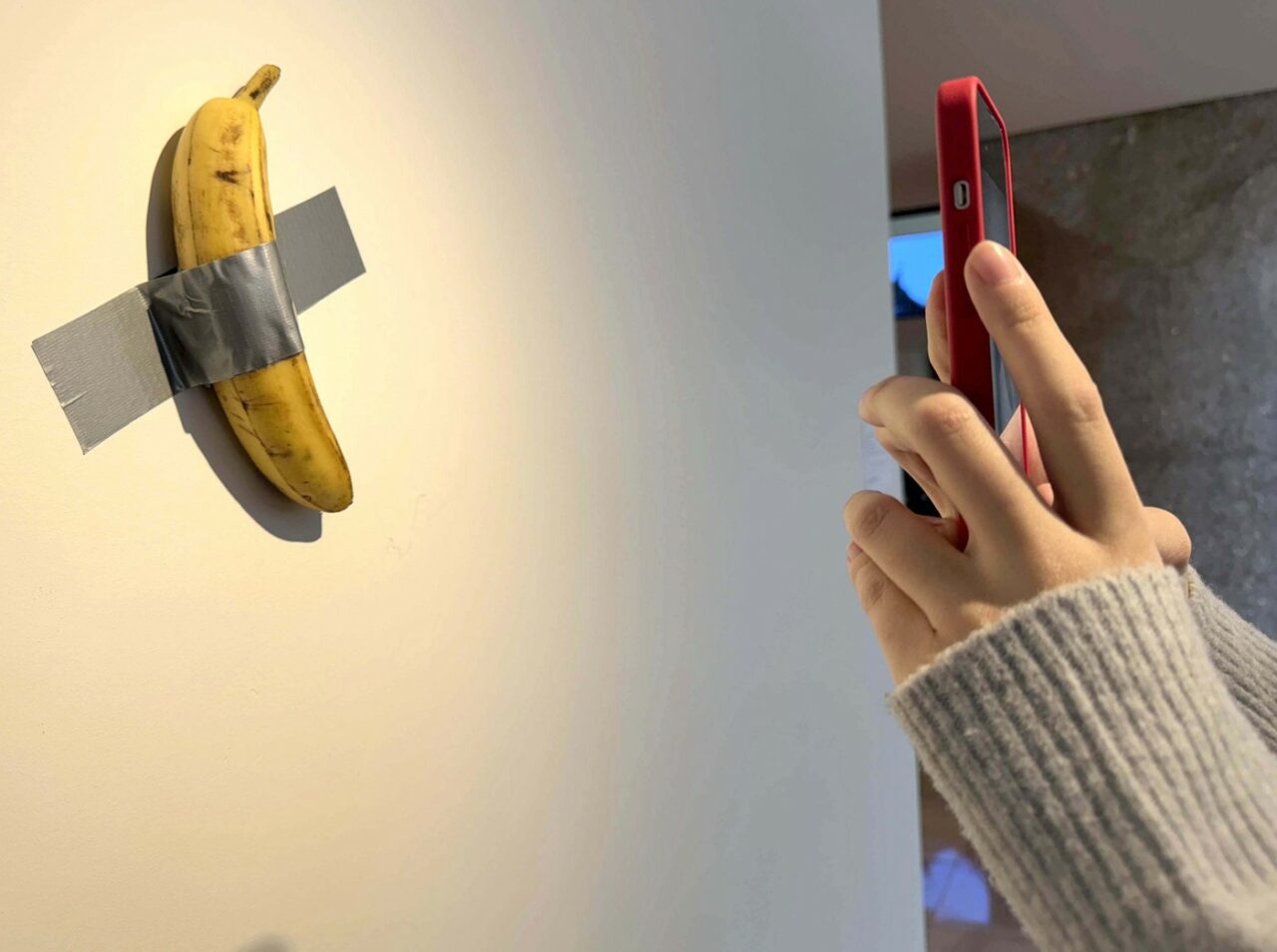Banana lipită cu bandă adezivă a artistului Maurizio Cattelan, scoasă la licitație. Prețul URIAȘ pentru care ar putea fi vândută