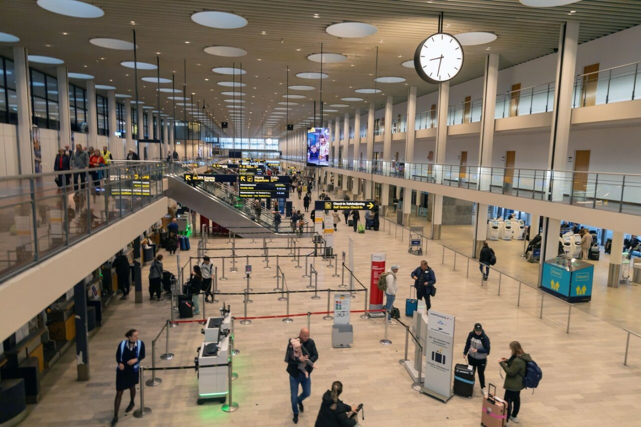 CALVAR pentru 200 de pasageri români blocați în Suedia: Zbor amânat 24 de ore, familii și elevi lăsați să doarmă pe podeaua aeroportului