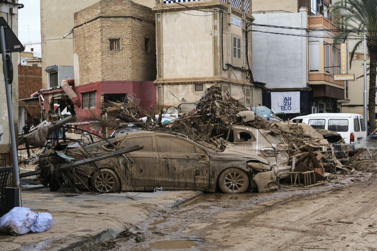Un cuplu de ROMÂNI şi fiica lor ar fi MURIT în urma inundaţiilor din Valencia. MAE CONFIRMĂ moartea unui român de pe lista celor dați dispăruți