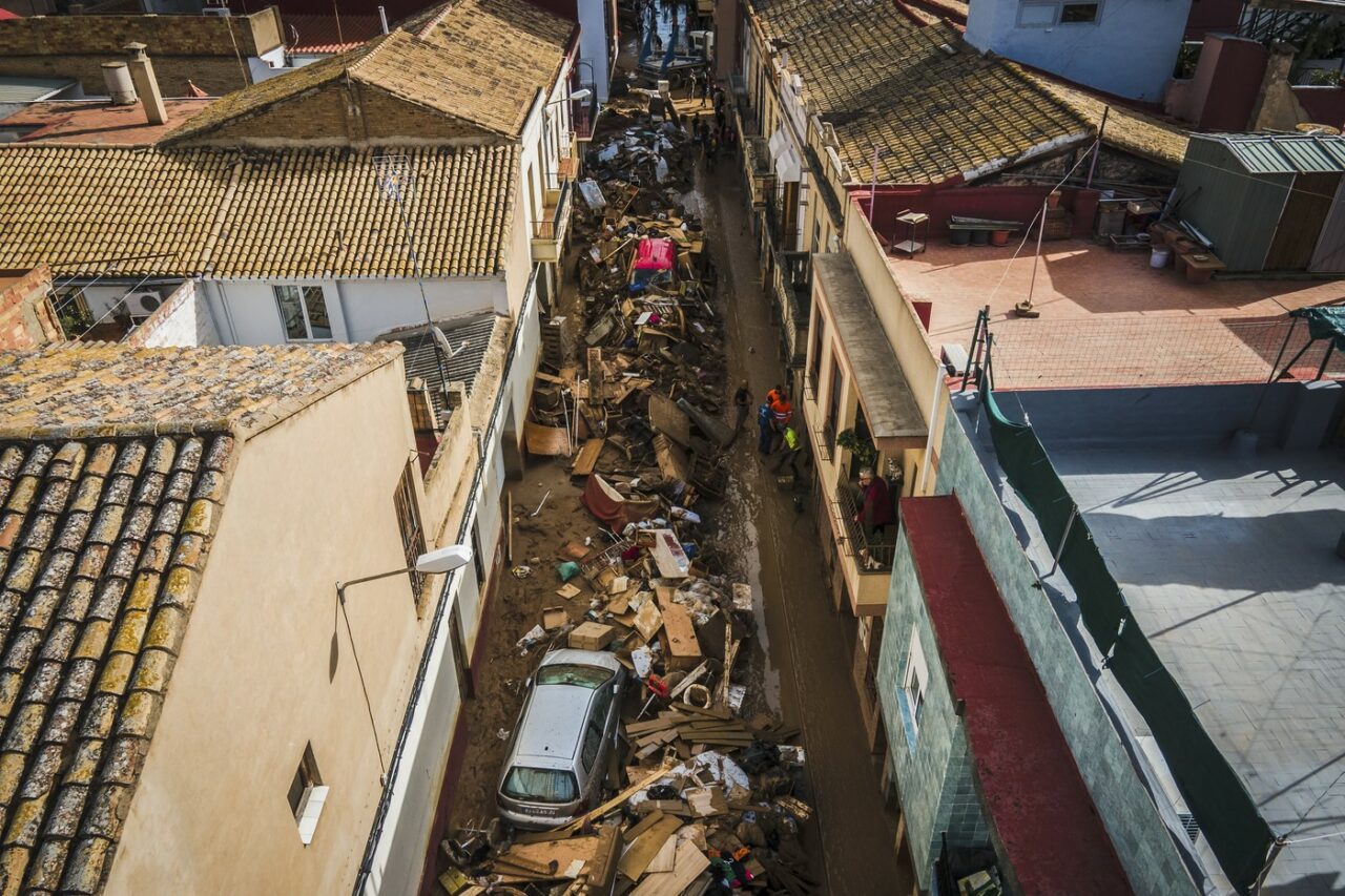 Inundații Spania. Un ROMÂN a fost salvat de un vecin de la ÎNEC: „Am stat patru ore în apă, el a luptat patru ore ca să mă poată scoate”