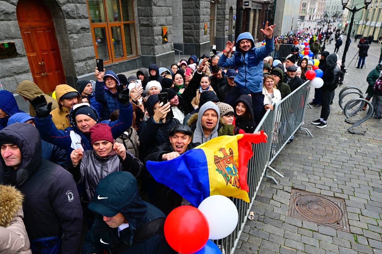 Coadă de alegători moldoveni la Moscova. Profimedia 