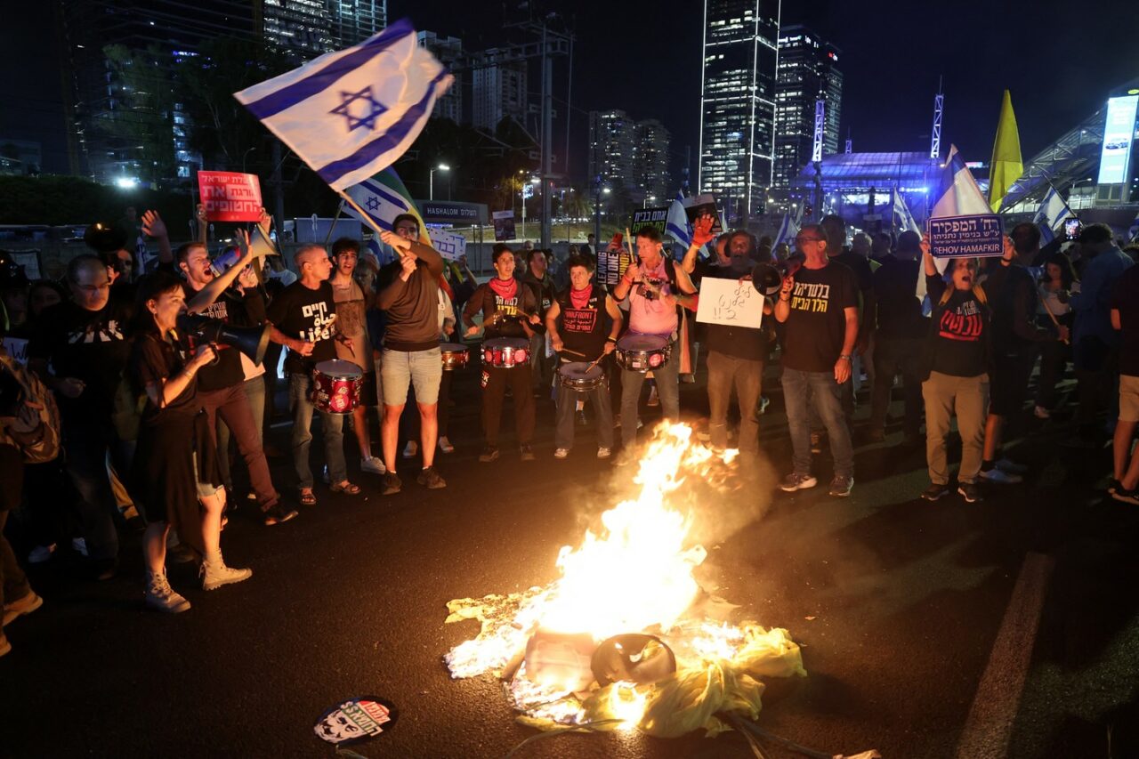 Netanyahu stârnește FURIA poporului. Protestele cuprind Israelul după demiterea ministrului Apărării