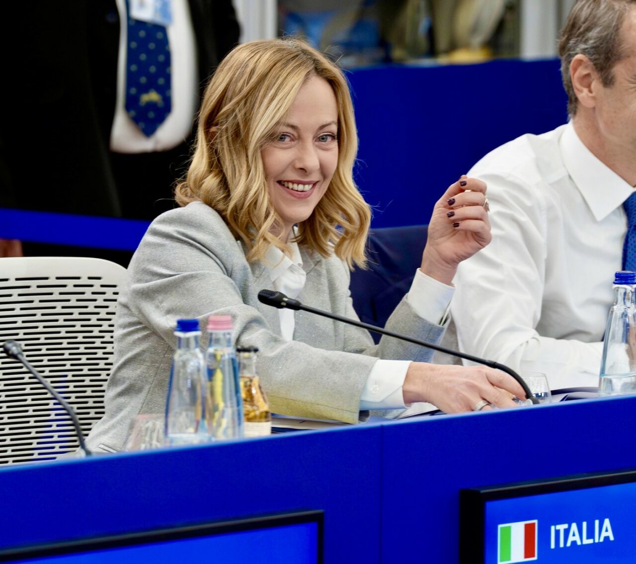 Guvernul Giorgiei Meloni vrea să INTERZICĂ vânzarea de flori de cânepă