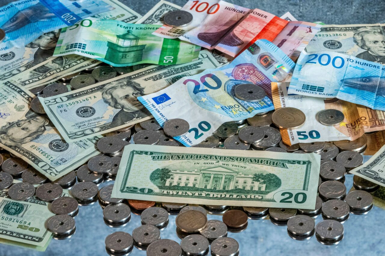 Moneda EURO s-a depreciat în raport cu dolarul american, după ce Donald Trump a câștigat un nou mandat la Casa Albă. Scenariile analiștilor