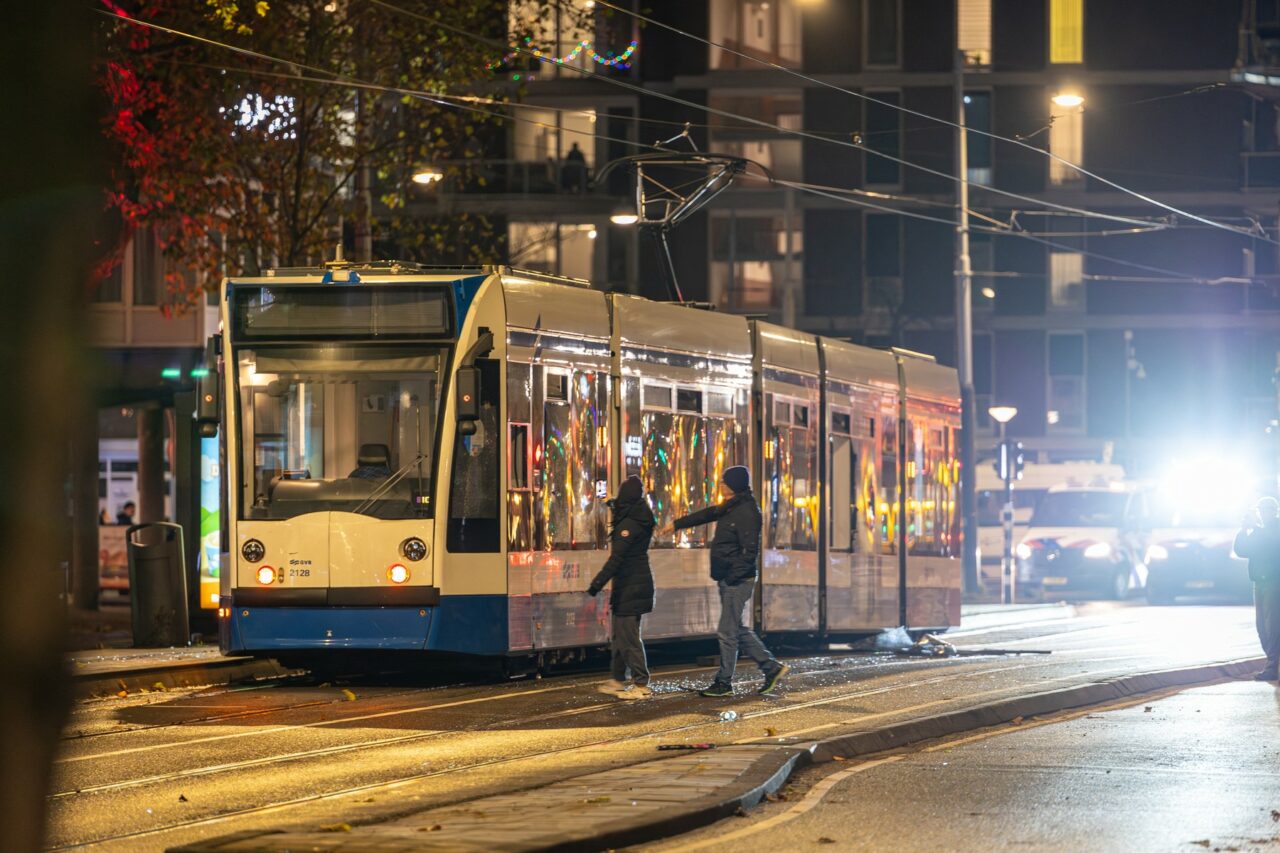 Încă o noapte de VIOLENȚE la Amsterdam: Un tramvai incendiat, bătăi cu poliția și focuri de armă