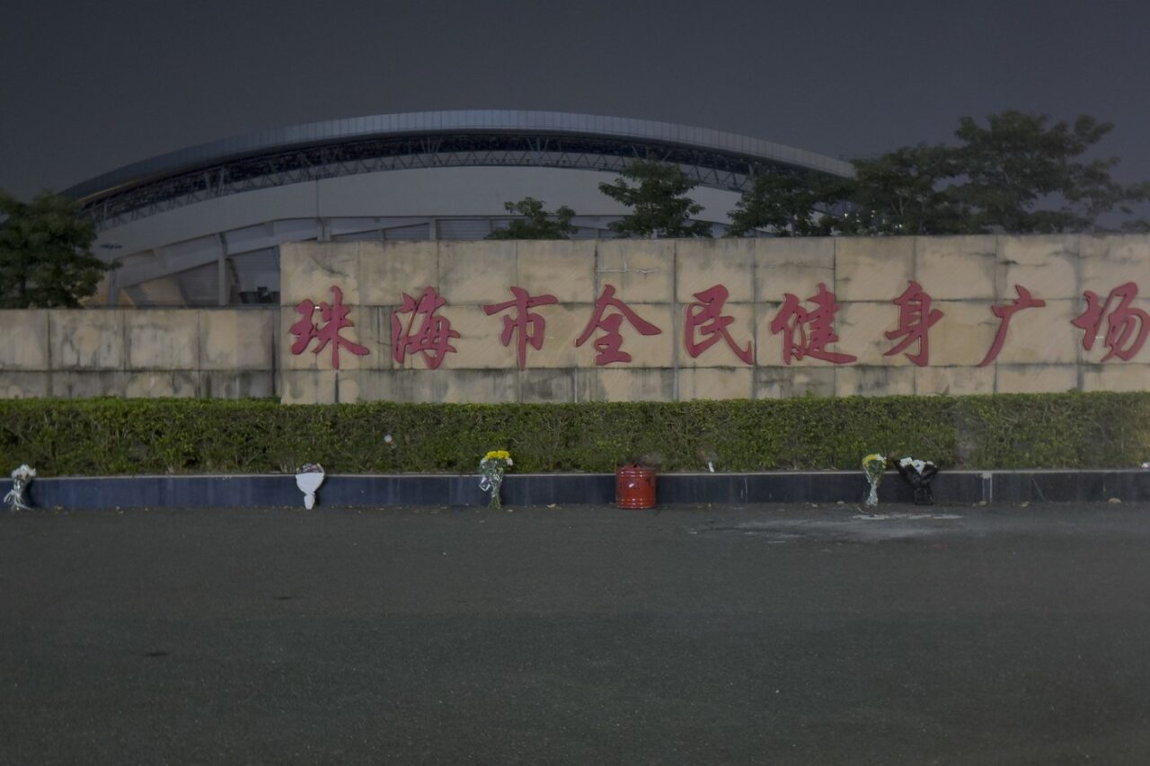 Zeci de morți și răniți după ce șoferul unui SUV a INTRAT în mulțimea adunată pe un stadion în China