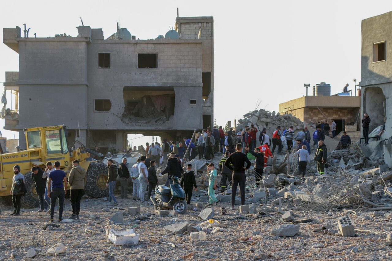 Doisprezece membri ai unor echipe de salvare din Liban și alte 15 persoane în Siria, UCIȘI în atacuri aeriene israeliene