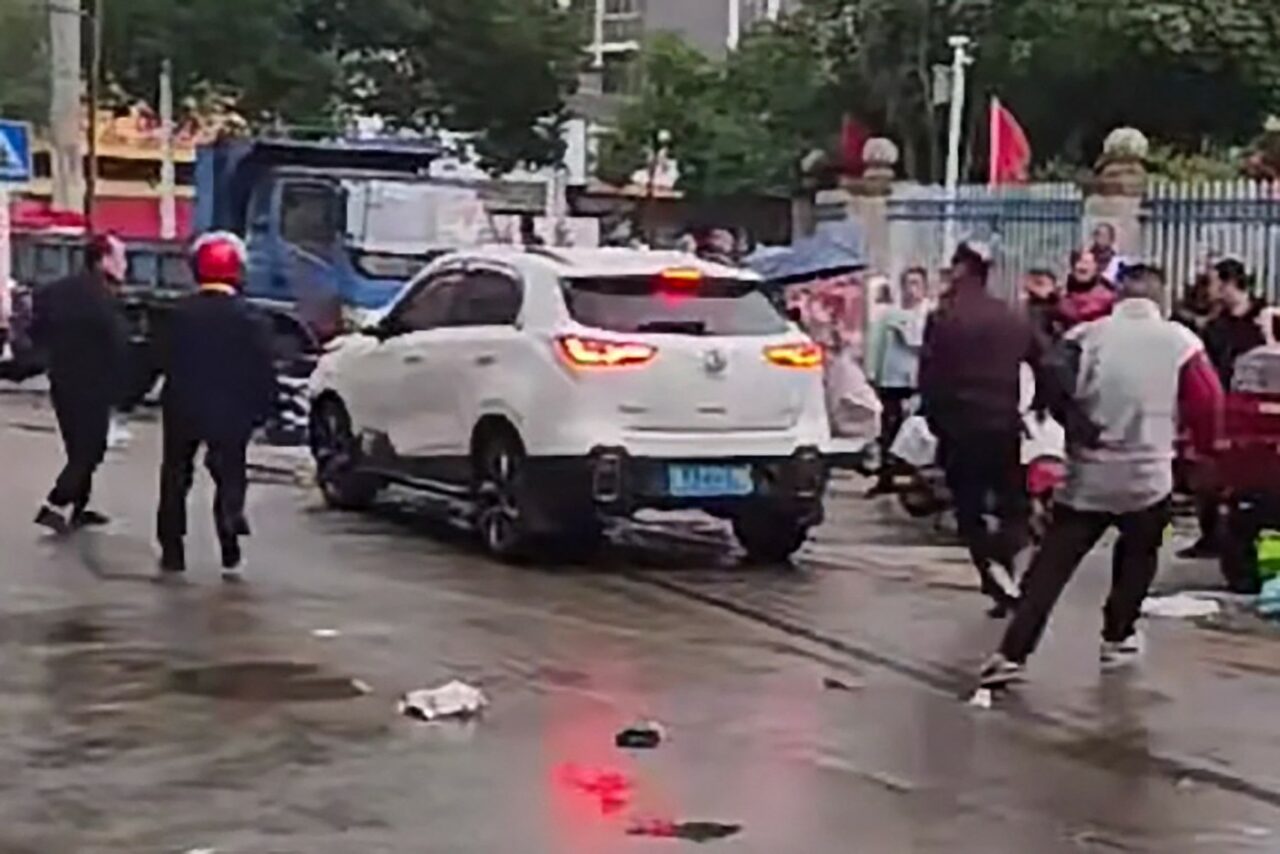 CHINA: Mai mulți copii și adulți au fost răniți după ce o mașină a intrat într-un grup de oameni în fața unei școli