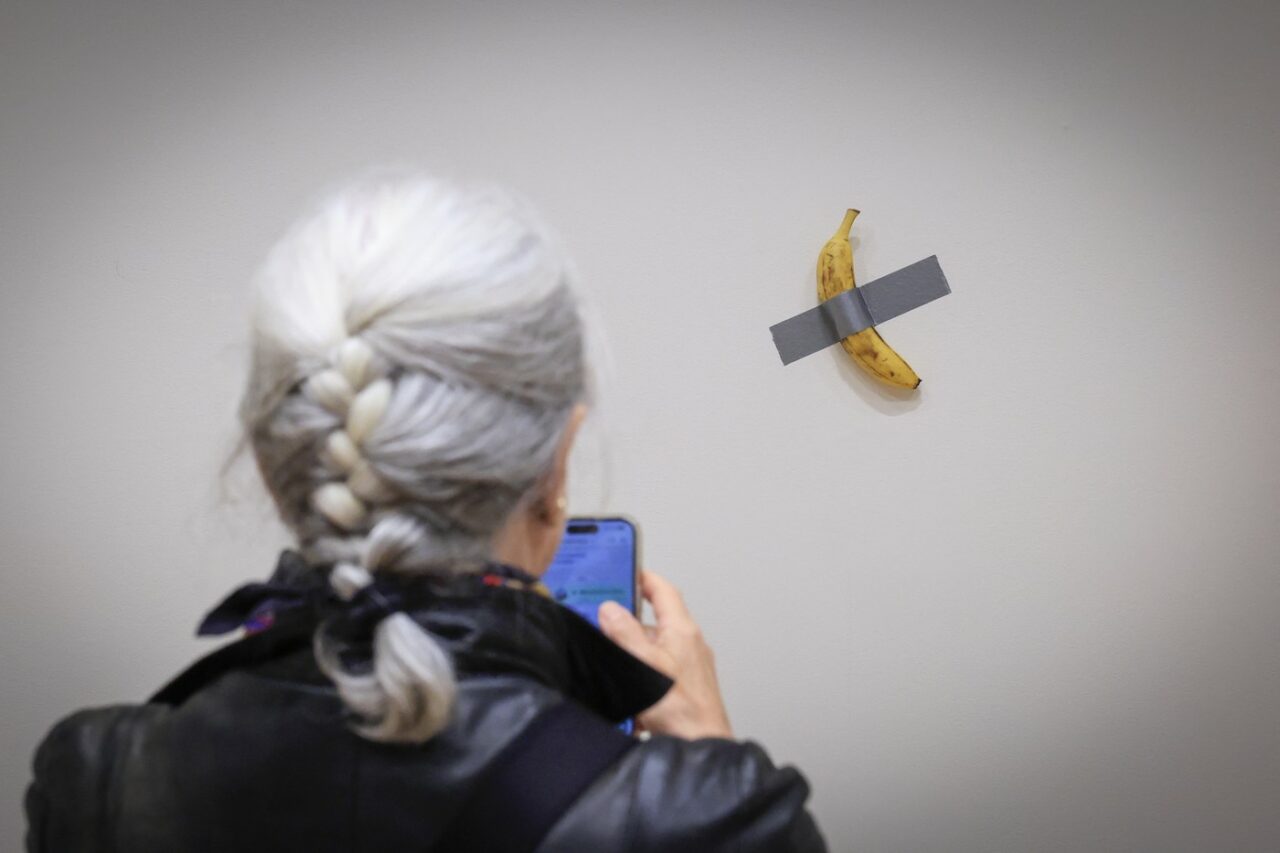 Șase MILIOANE de dolari oferiți pentru o banană lipită cu scotch pe perete, la o licitație de artă