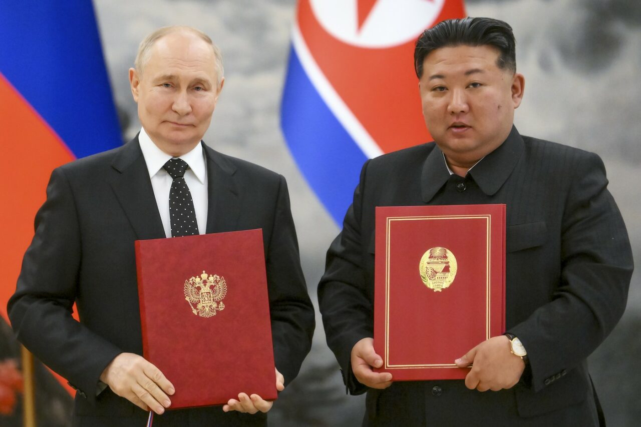 Raport: RUSIA ar fi trimis peste un milion de barili de petrol, dar și armament, către Coreea de Nord în ultimele luni