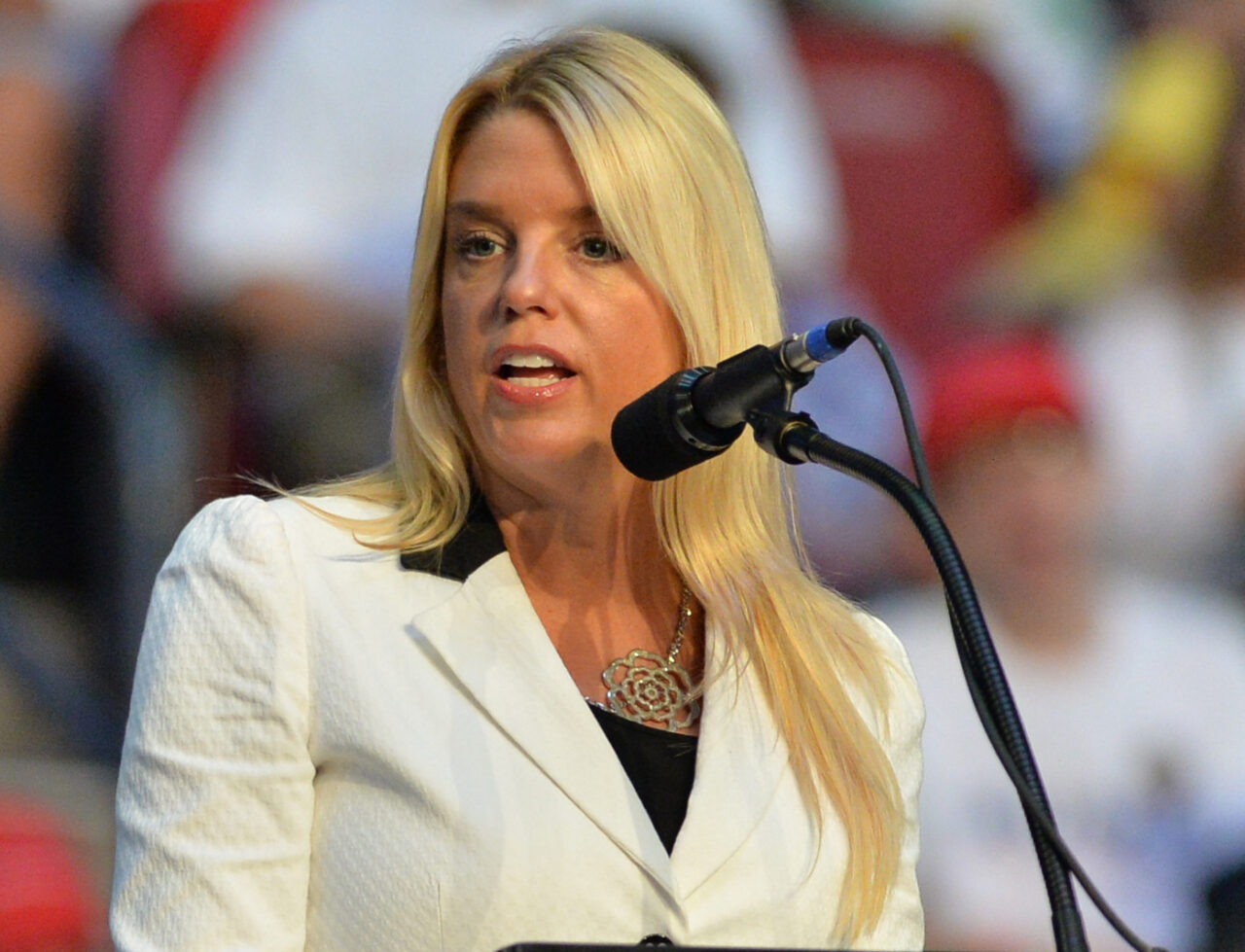 Donald TRUMP a numit-o pe Pam Bondi pentru funcția de Procuror General