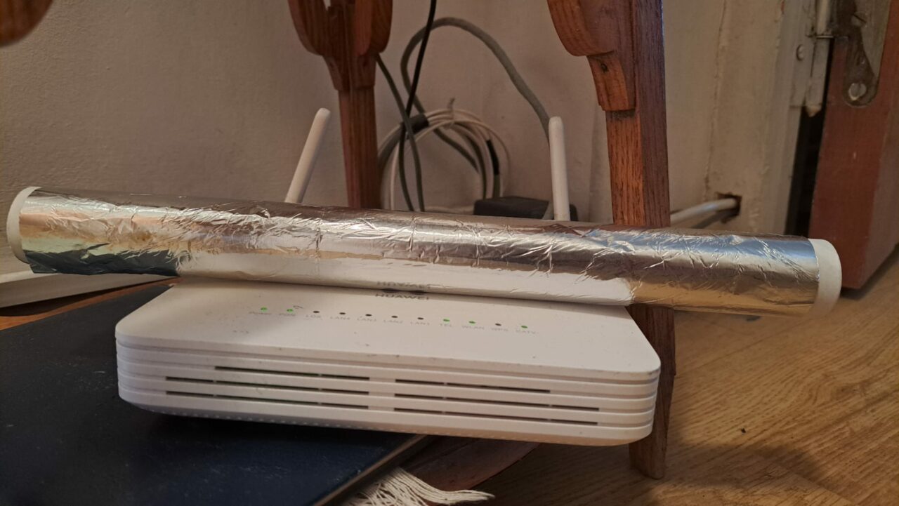 Cum poți să amplifici SEMNALUL WI-FI din casă, cu ajutorul foliei de aluminiu. Operațiunea e simplă, iar rezultatul uimitor
