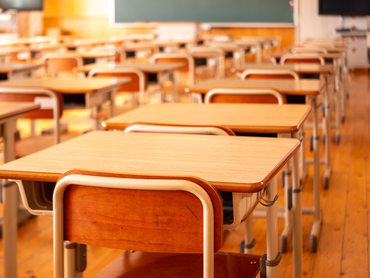 Profesoară, ARESTATĂ după ce s-a descoperit că abuzase sexual un elev în vârstă de 13. Femeia își părăsise soțul din obsesia pentru adolescent