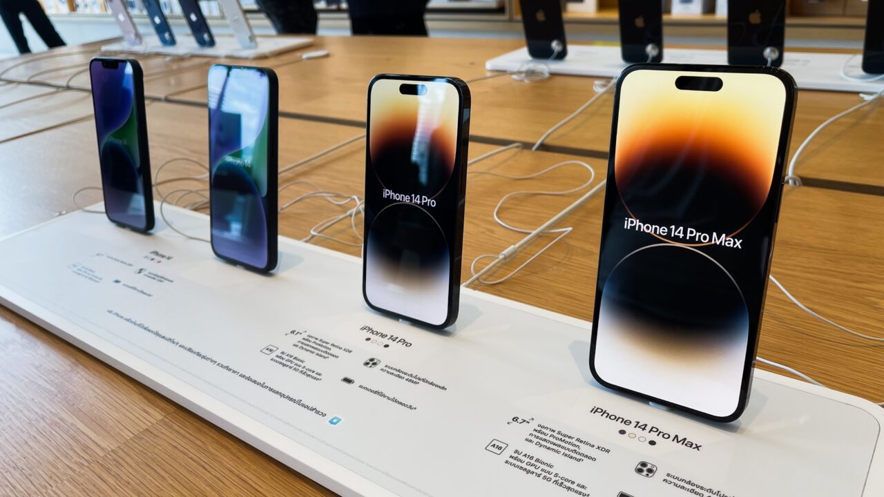 iPHONE trece de la „Made in China” la „Made in India”. Mișcarea făcută de Apple pentru a evita tarifele uriașe impuse de SUA
