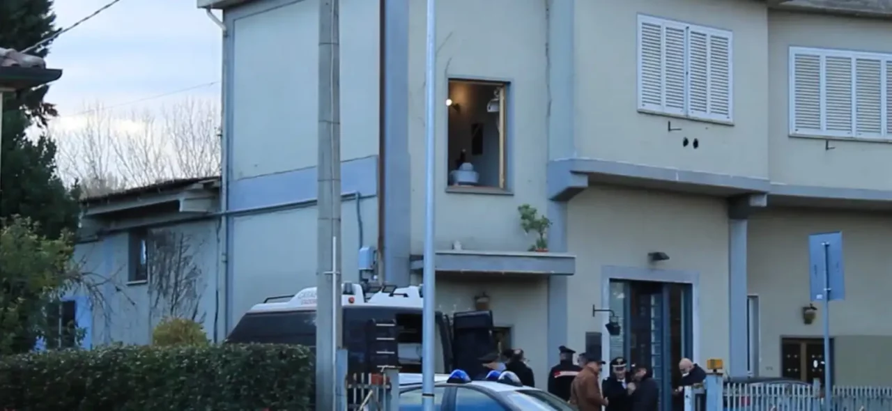Un muncitor român din Italia s-a aruncat de la etaj după o convorbire cu soția. Bărbatul, reținut pentru CRIMĂ, era internat într-un spital