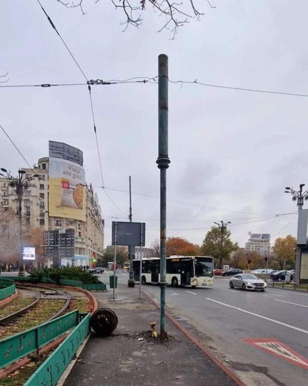 Dorel în Piața Unirii. Stâlpul de iluminat prăbușit peste un tramvai a fost remontat invers, cu VERDELE în JOS