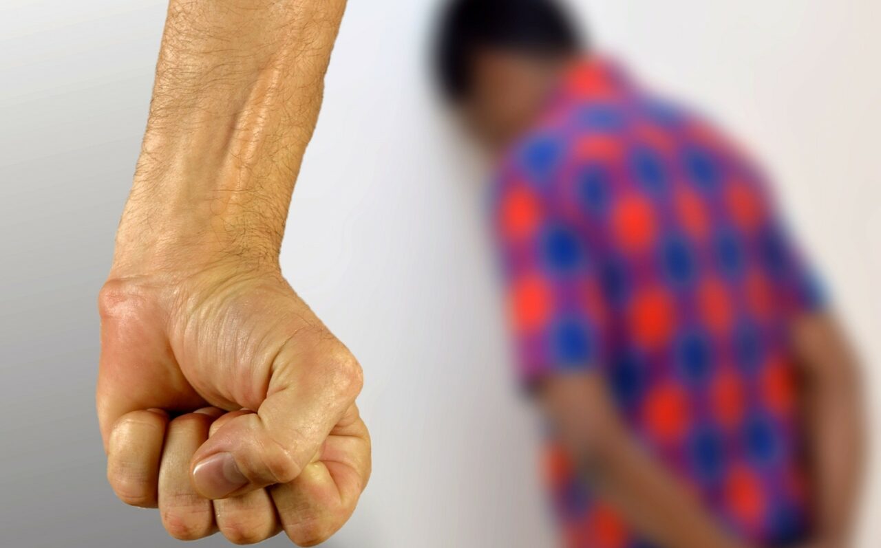 Bărbat, condamnat la ÎNCHISOARE pentru că și-a manipulat copilul împotriva mamei. Femeia și fiul ei au trăit în teroare: „Mi-a spus că mă va distruge”
