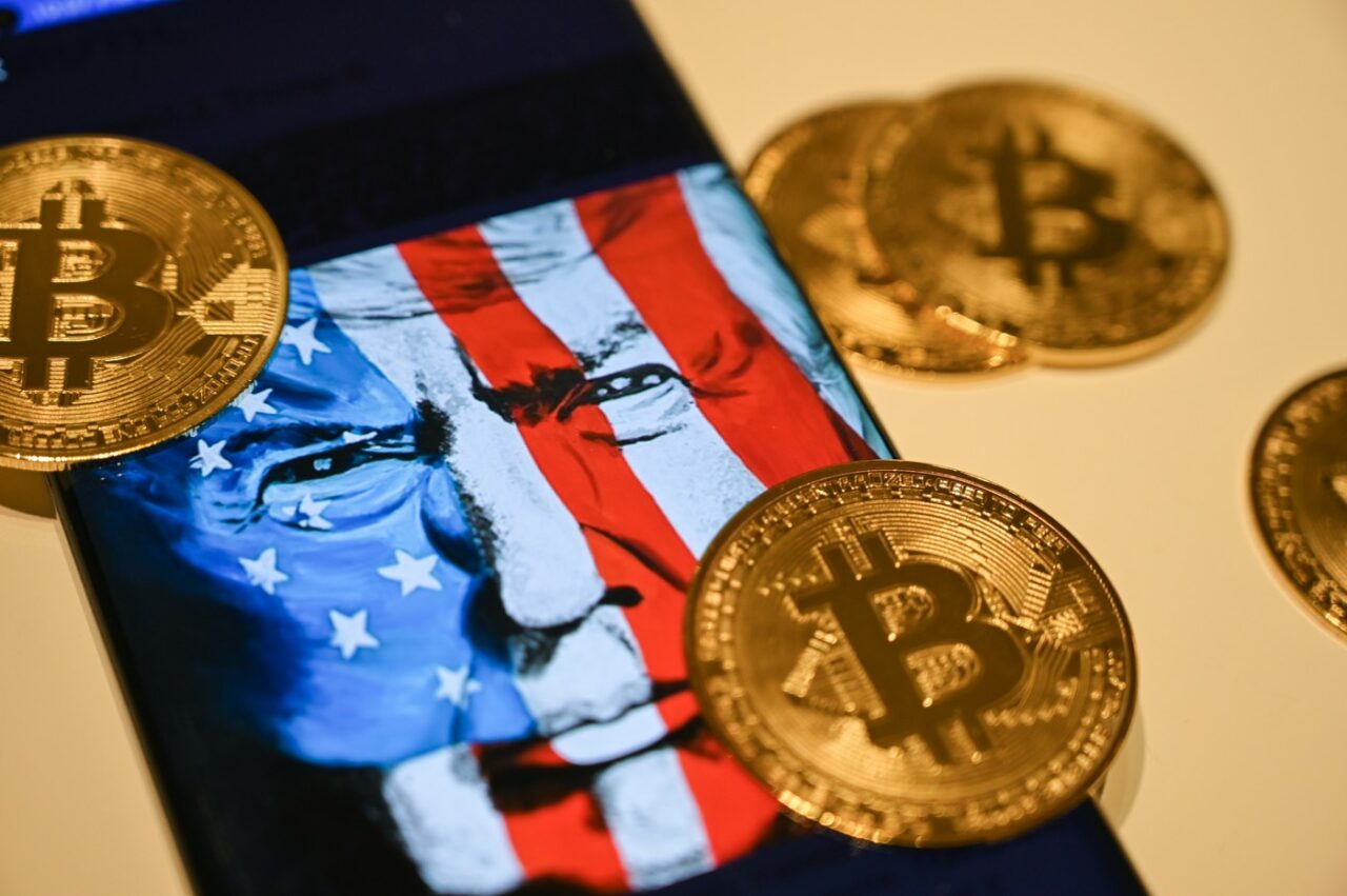 „Efectul Trump” asupra pieței criptomonedelor. BITCOIN depășește pragul istoric de 100.000 de dolari