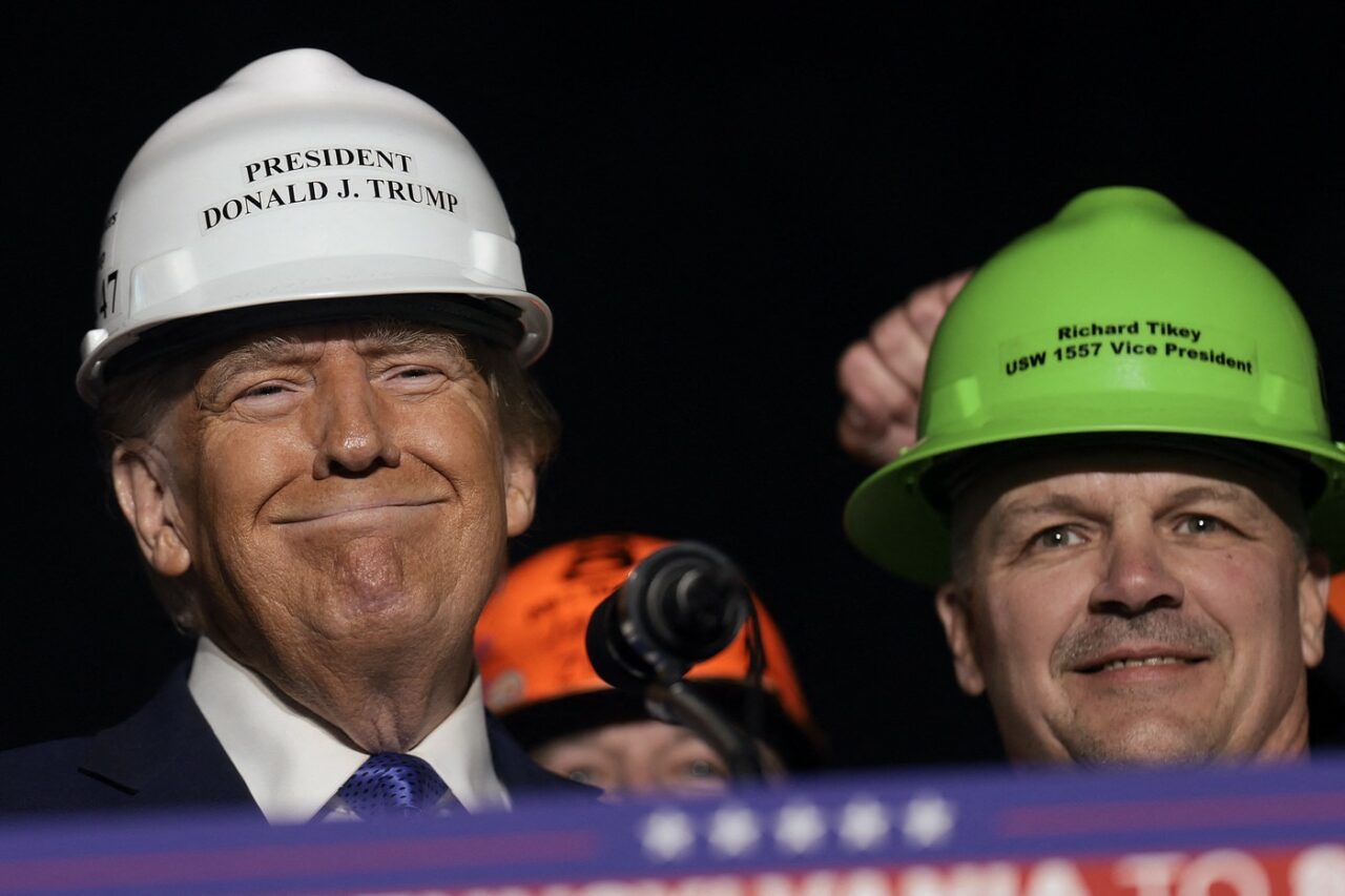 Donald Trump și muncitorii din industria metalurgică. Sursa Foto: Profimedia 