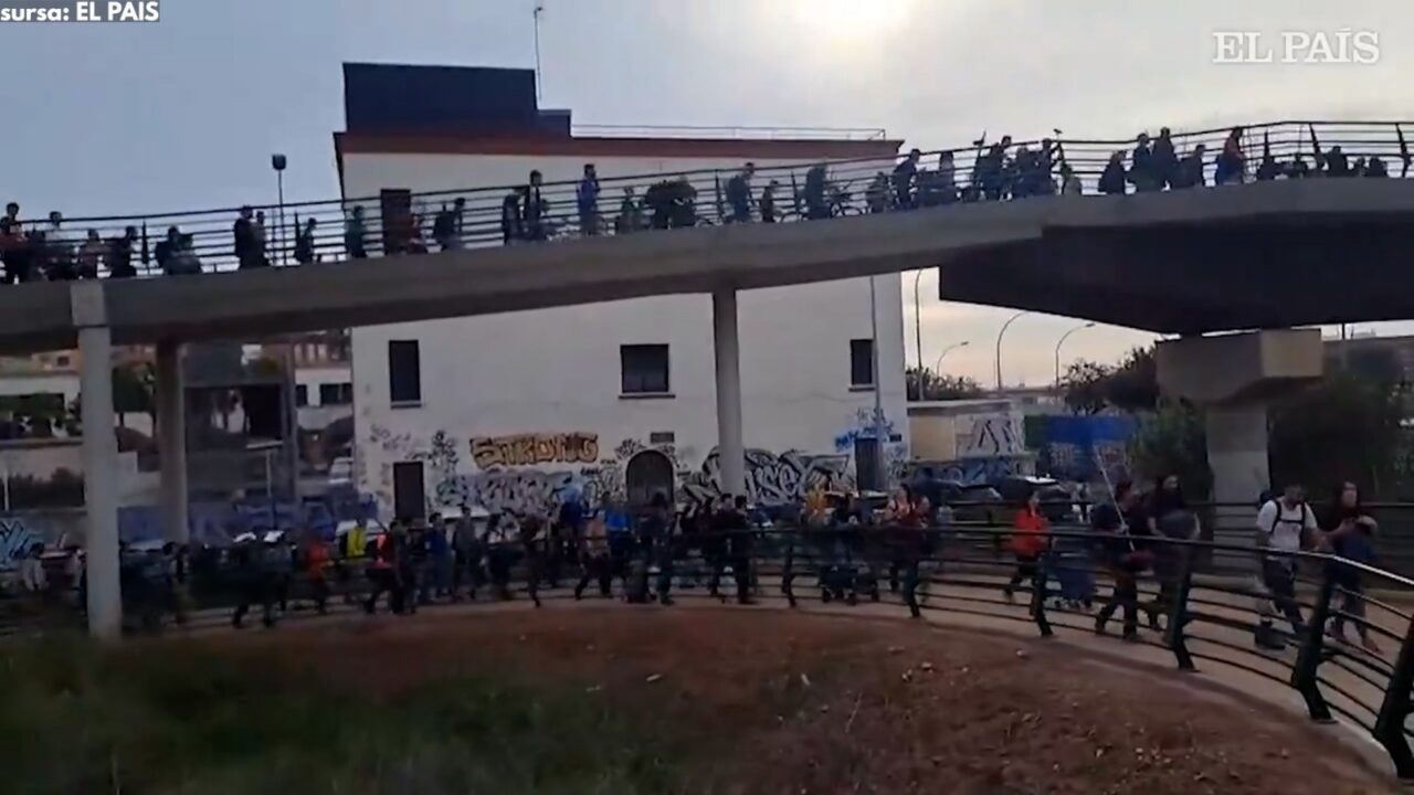 SOLIDARITATE IMPRESIONANTĂ. Peste o sută de mii de SUFLETE se înscriu voluntari în ajutorul sinistraților în Valencia