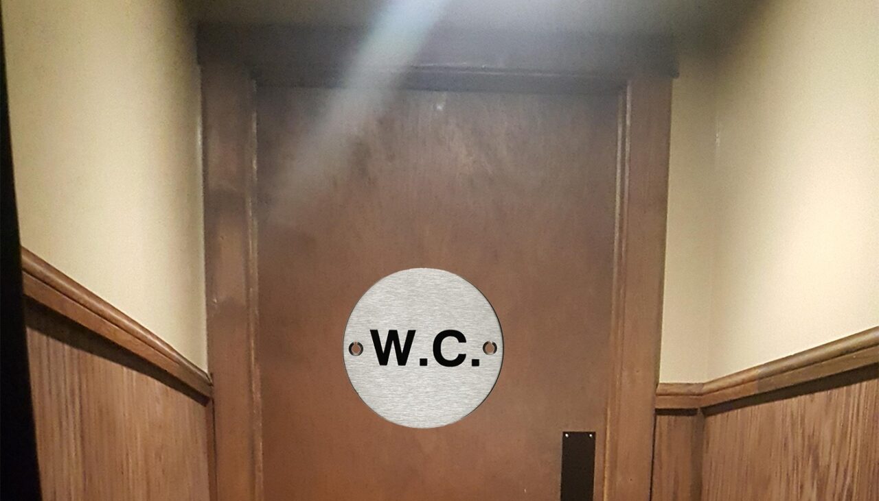 De la ce vin inițialele „WC” (veceu), de fapt. Majoritatea românilor folosesc acest cuvânt zilnic, fără însă a-i ști semnificația