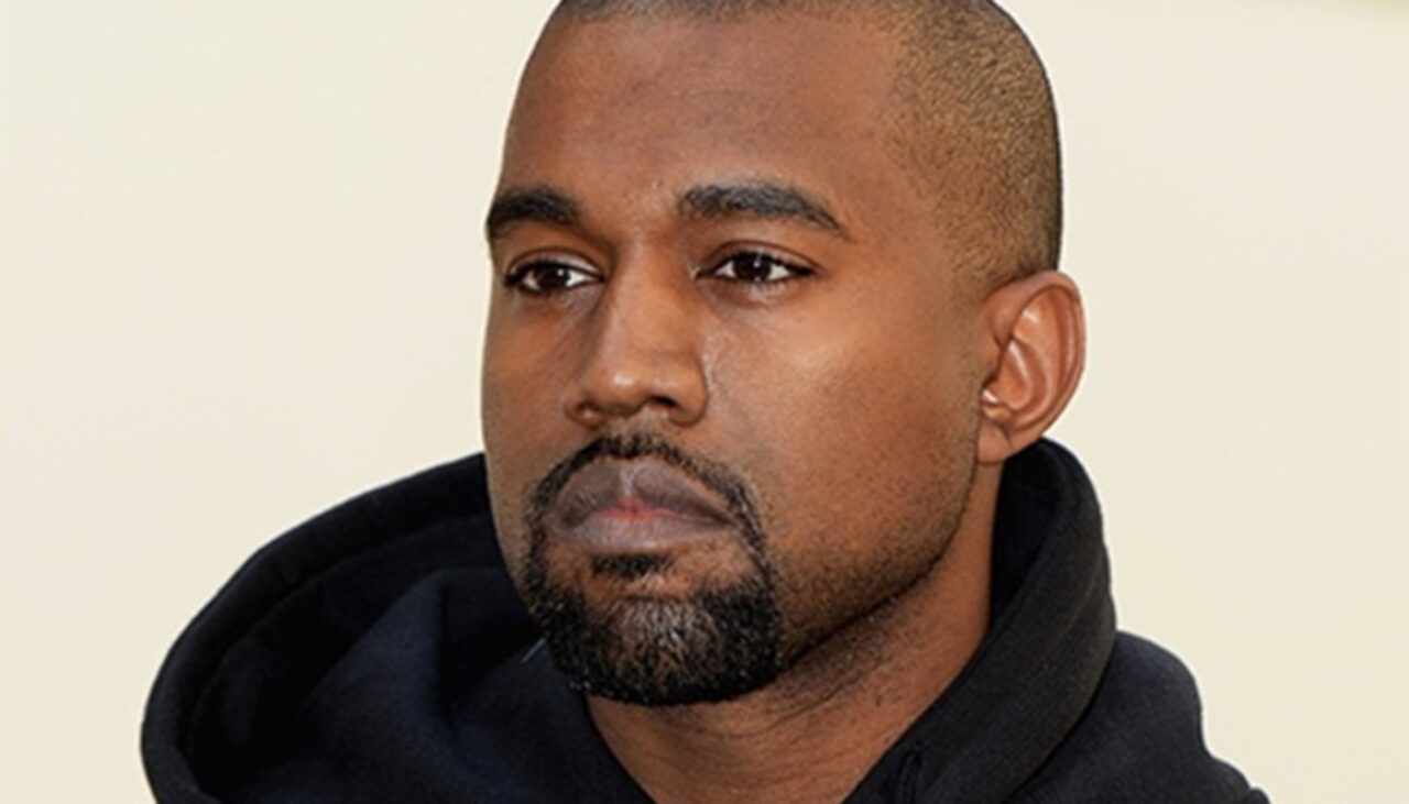 Motivul bizar pentru care Kanye West nu zâmbește NICIODATĂ în poze