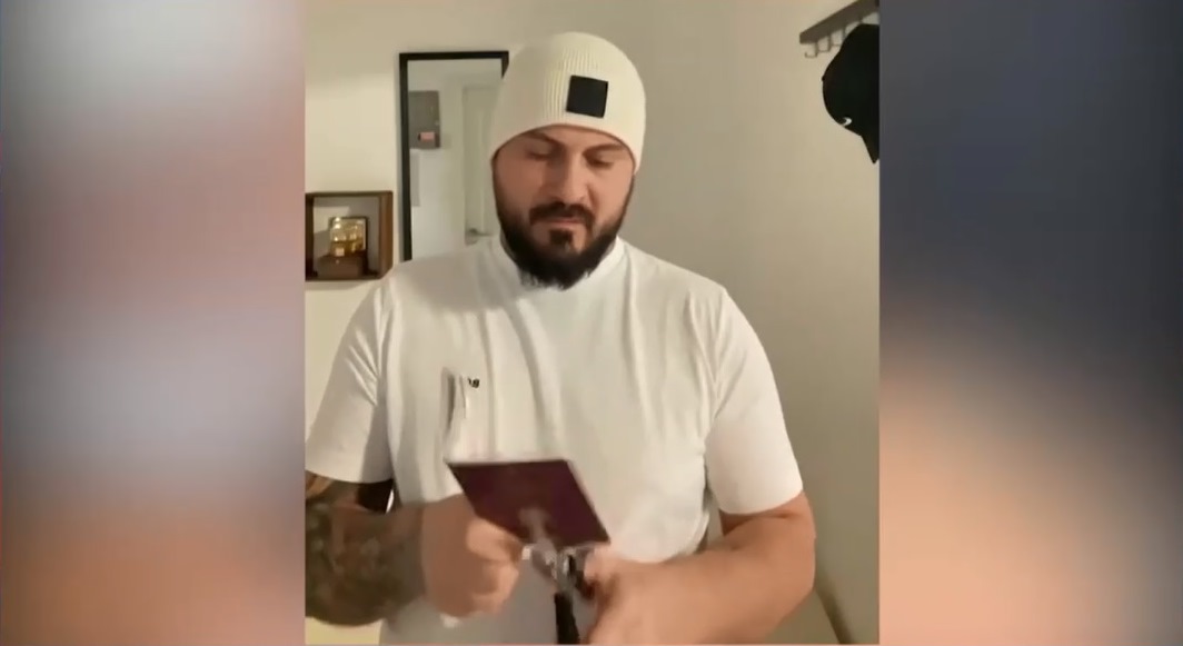 Tot mai mulți români din străinătate își rup pașapoartele și buletinele. De ce protestează DIASPORA