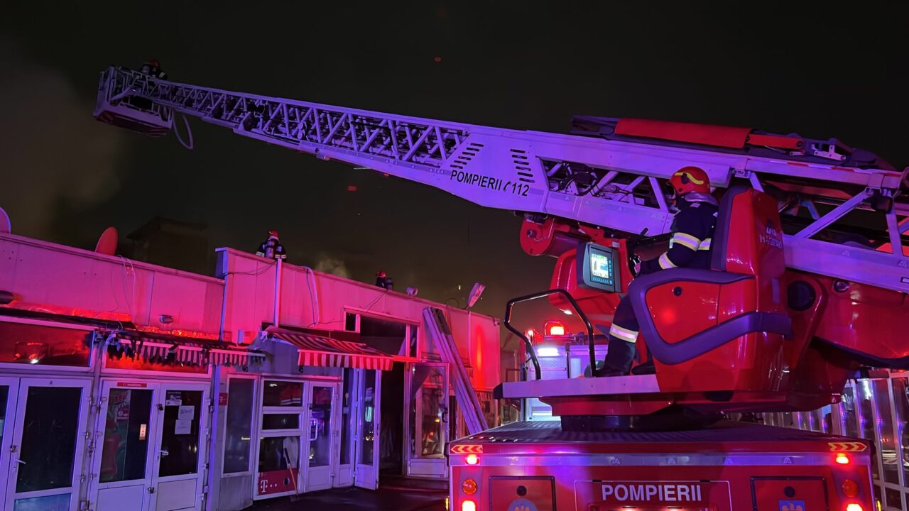 INCENDIU în Piața Matache, din București! Mai multe magazine, cuprinse de flăcări/Autoritățile au emis mesaj Ro-Alert