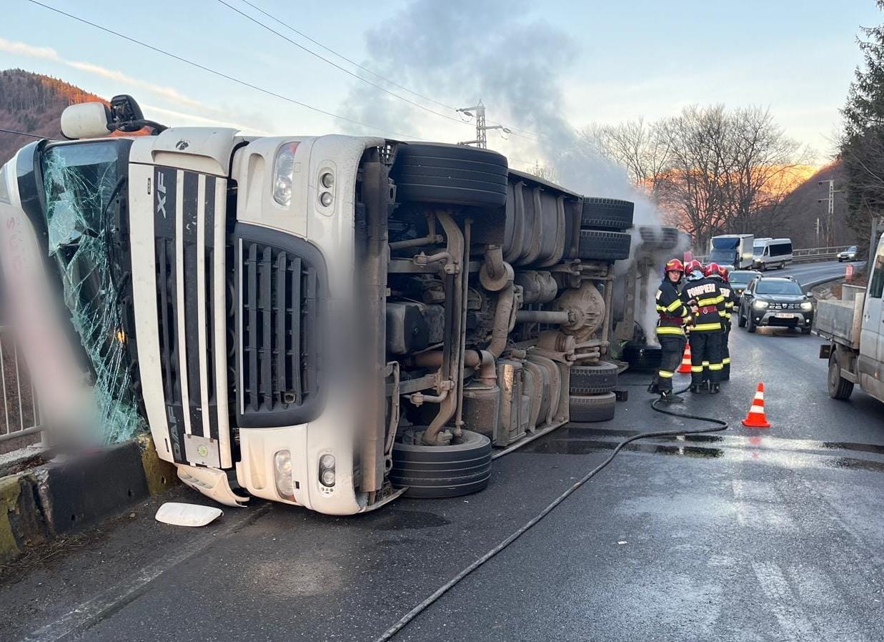 Trafic îngreunat pe DN1, după ce un autotren s-a RĂSTURNAT pe șosea