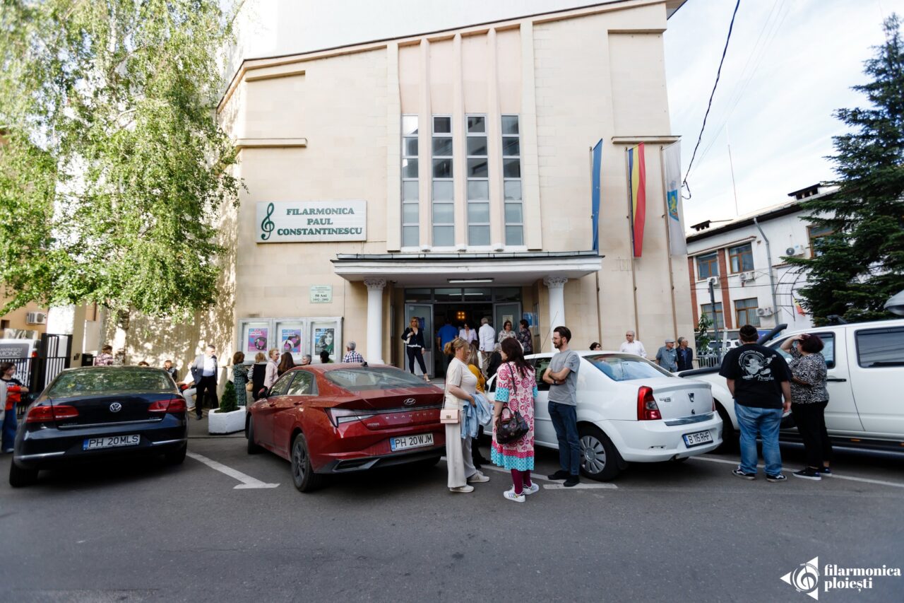 Artiștii Filarmornicii din Ploiești, ATACAȚI cu pietre după concertul de colinde, pentru că nu au adus cadouri