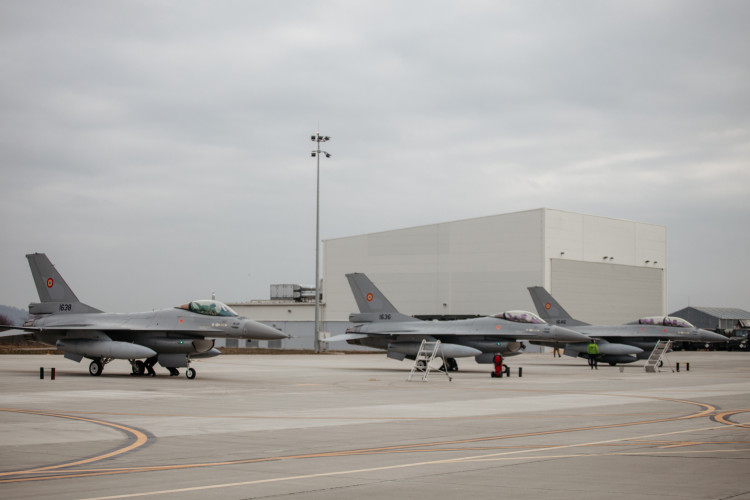 Ministerul Apărării: Alte trei AERONAVE F-16, achiziţionate de România, au aterizat în Baza 71 Aeriană