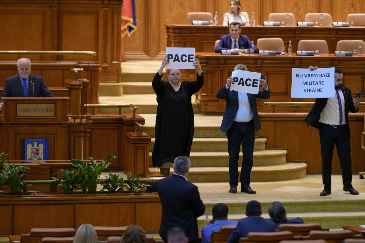 Parlamentul României modifică statutul senatorilor și deputaților cu măsuri stricte pentru scandaluri politice | sursa foto: Gandul Parlamentul României modifică statutul senatorilor și deputaților cu măsuri stricte pentru scandaluri politice | sursa foto: Gandul