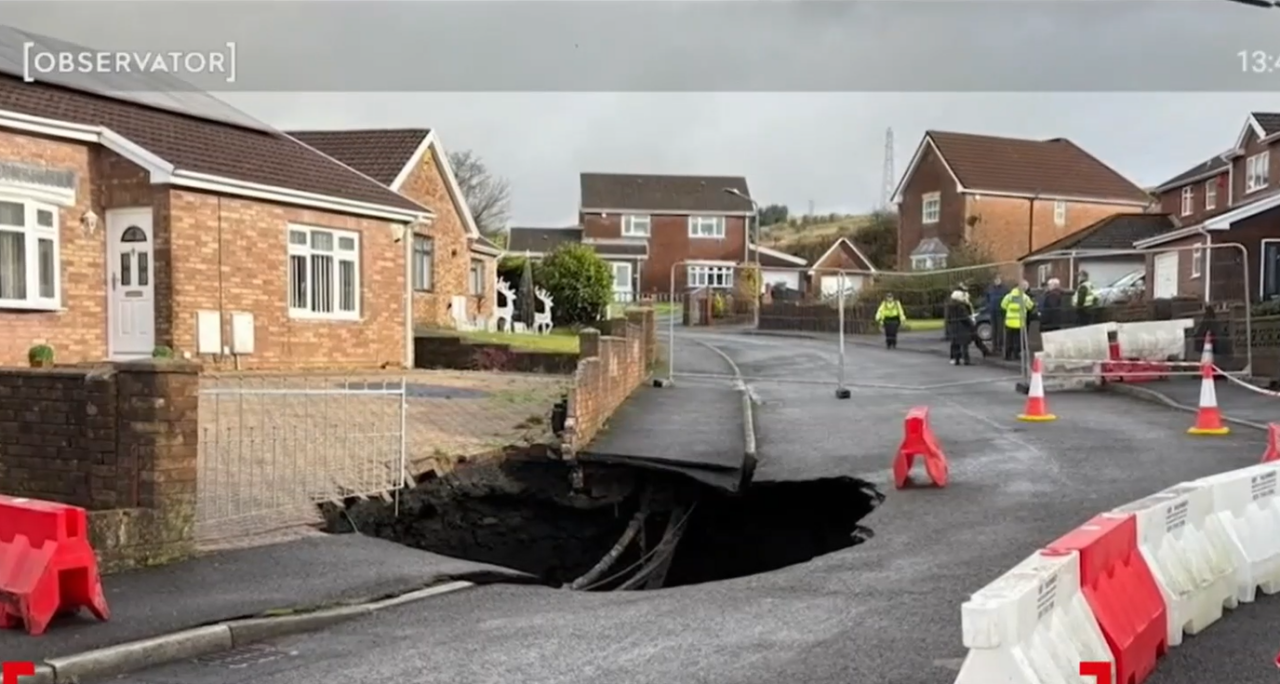 CRATER uriaș, apărut în mijlocul unei șosele din Marea Britanie. 30 de case au fost evacuate