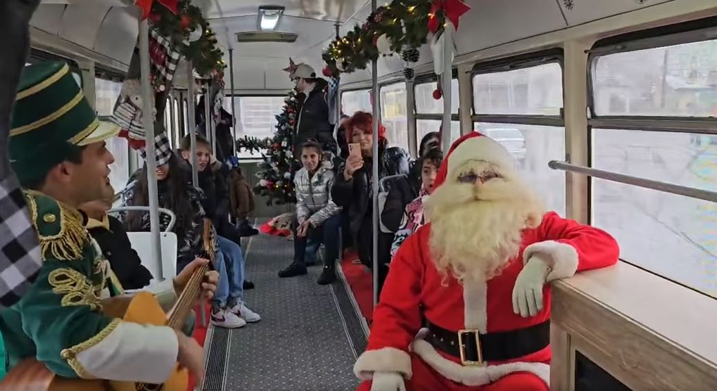 Sute de copii s-au plimbat prin București cu „Tramvaiul lui Moș Crăciun”