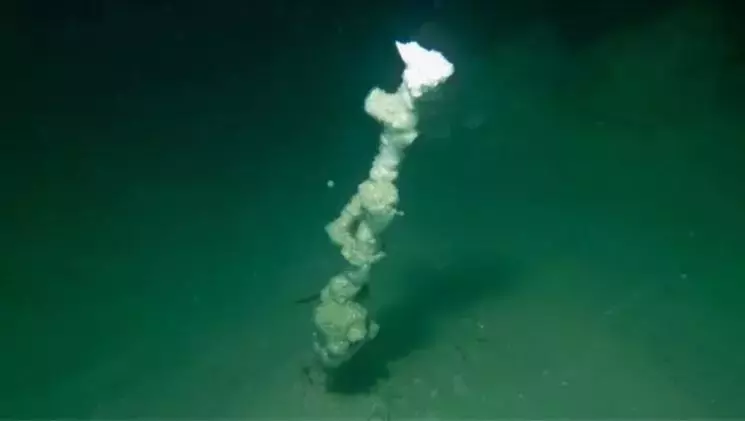 În Marea Moartă au fost descoperite niște FISURI misterioase, din care ţâşneşte un lichid strălucitor. Coloanele ajung și la o înălțime de 7 metri