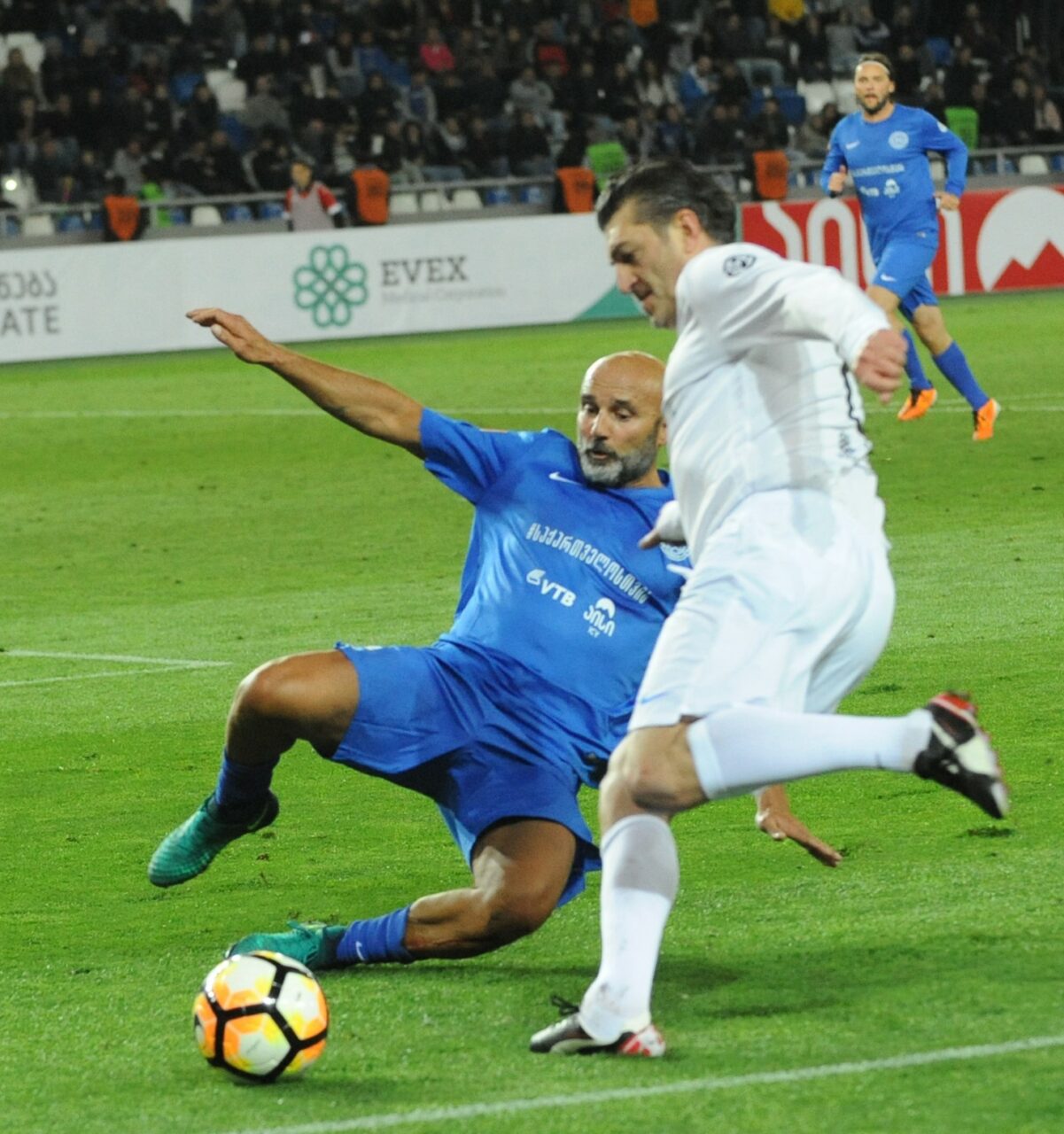 Criza politică din Georgia scoate în față noi pretendenți la putere. Favorit la PREȘEDINȚIE este un fost fotbalist