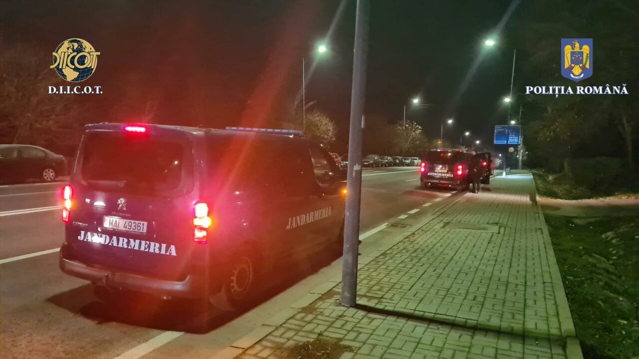 Doi infractori, prinși în flagrant în timp ce spărgeau mașini cu ajutorul dispozitivelor electronice