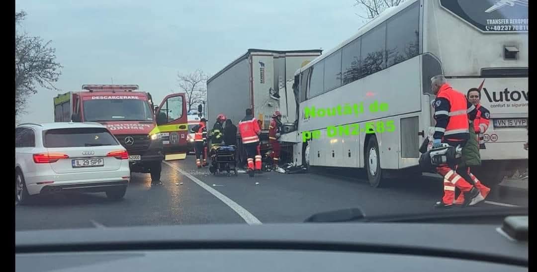 ACCIDENT între un autocar şi un autotren în localitatea Coşereni. PLANUL ROȘU de intervenție a fost activat! / Ce se întâmplă cu persoanele implicate